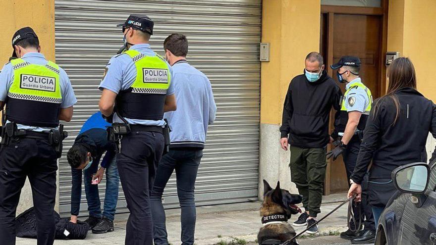 Diversos agents de la Guàrdia Urbana de Figueres realitzen un control de drogues