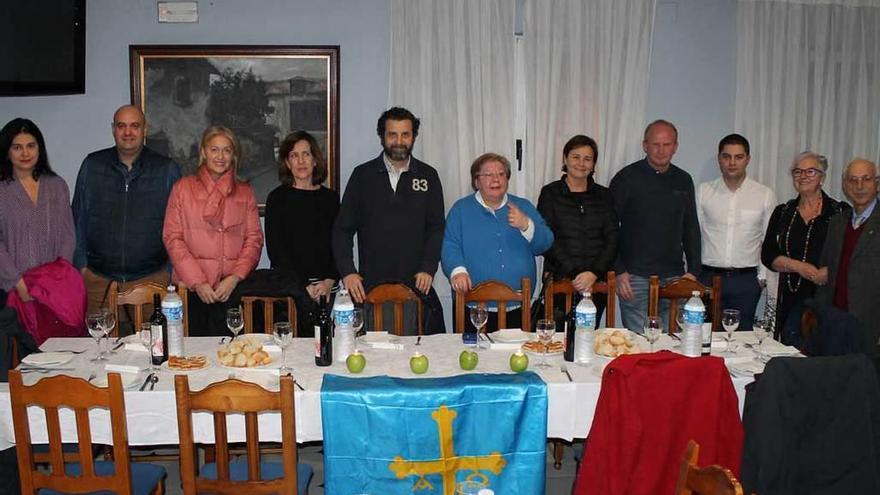 Inaciu Iglesias, quinto por la izquierda, junto a su mujer y varios miembros de Foro asistentes al homenaje.