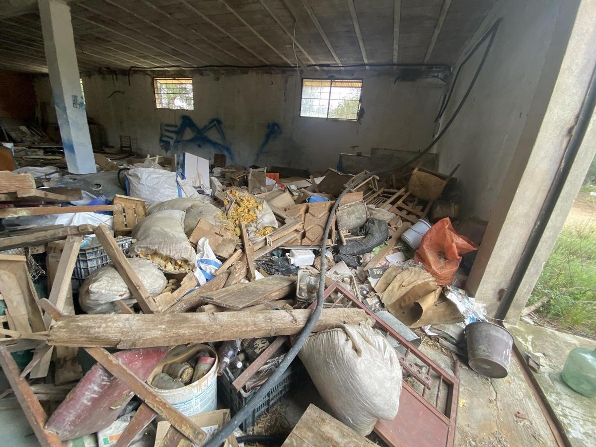 Interior del almacén con todo tipo de residuos de obras de reformas.