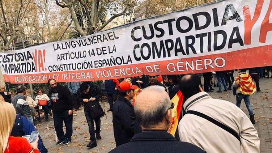 Cs no acude a la marcha por la Constitución en Barcelona por una pancarta contra la ley antimachista