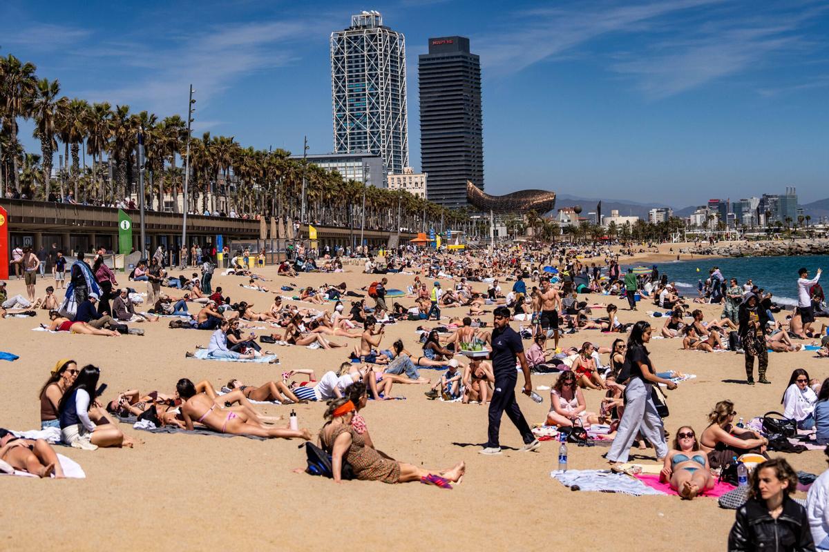 Buen tiempo en la playa de la Barceloneta durante la Semana Santa 2026.
