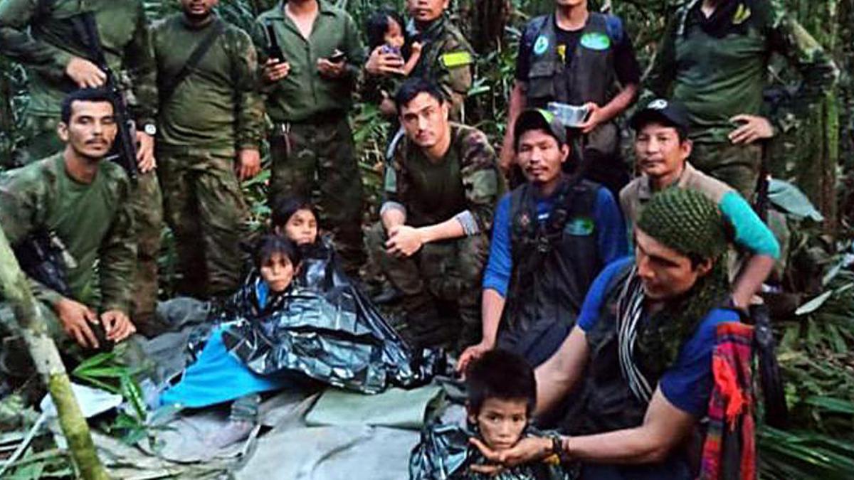Imagen del rescate de los menores hallados en la selva tras 40 días perdidos.