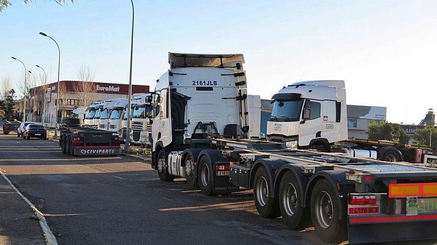 Camiones estacionados en la calle Gibraltar.