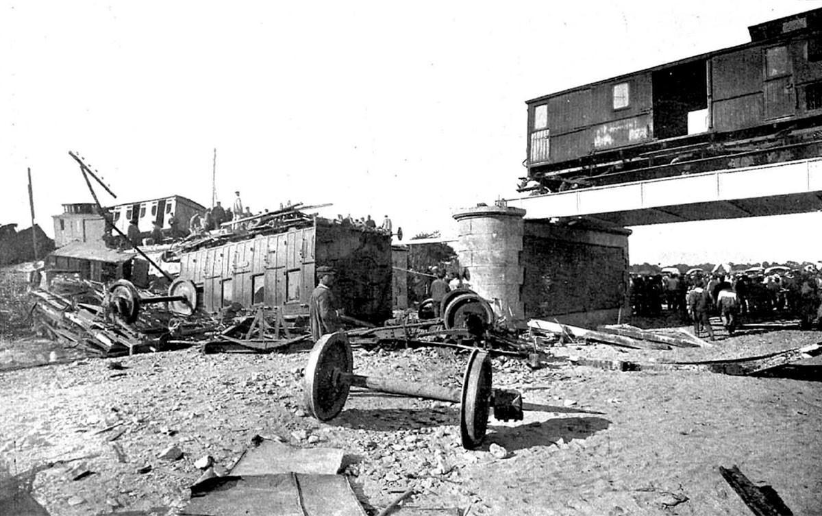 Una imatge de l'estat en què quedà el tren accidentat en 1907