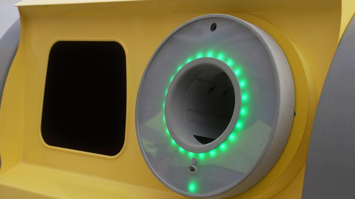 Contenedor amarillo con sensor inteligente.