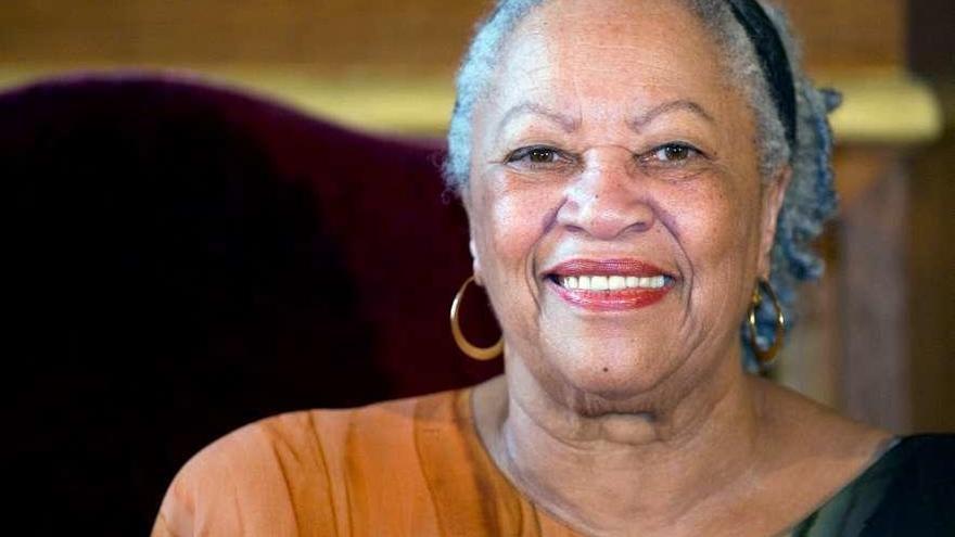 La escritora Toni Morrison, con Barack Obama, en la Casa Blanca, en 2012. // Reuters