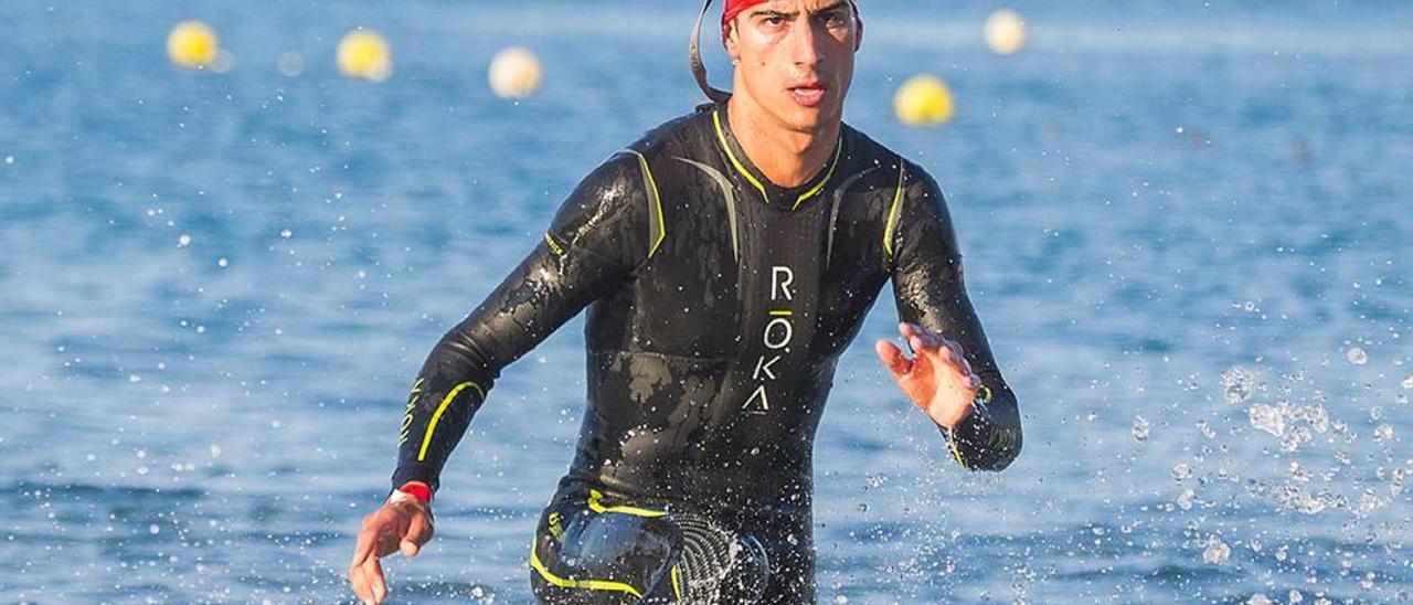 Un participante en el triatlón internacional de Peguera, que se celebra el mes de octubre en esta localidad turística.