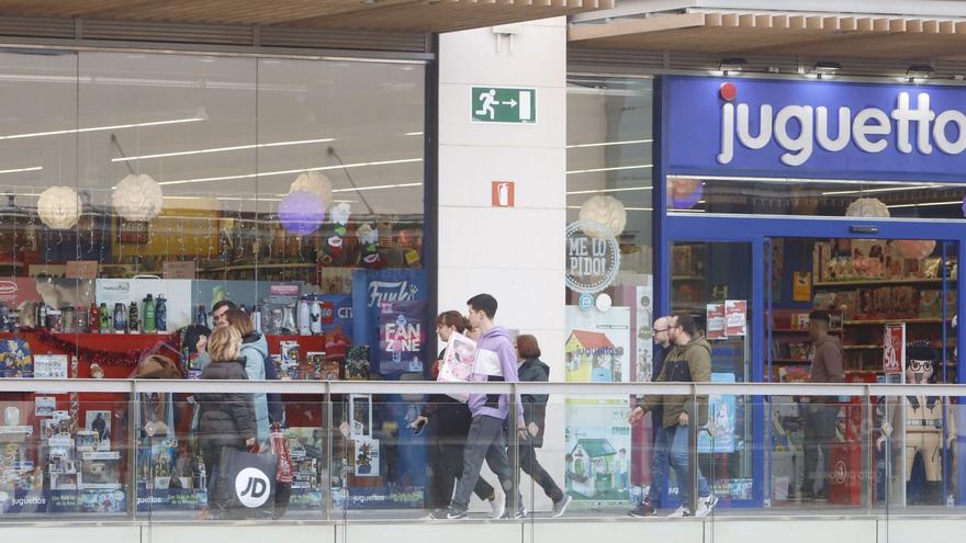 Las tiendas de juguetes abrieron ayer, en el primer festivo del año de apertura de comercios. En la imagen, Juguettos, en Puerto Venecia. | ANDREEA VORNICU