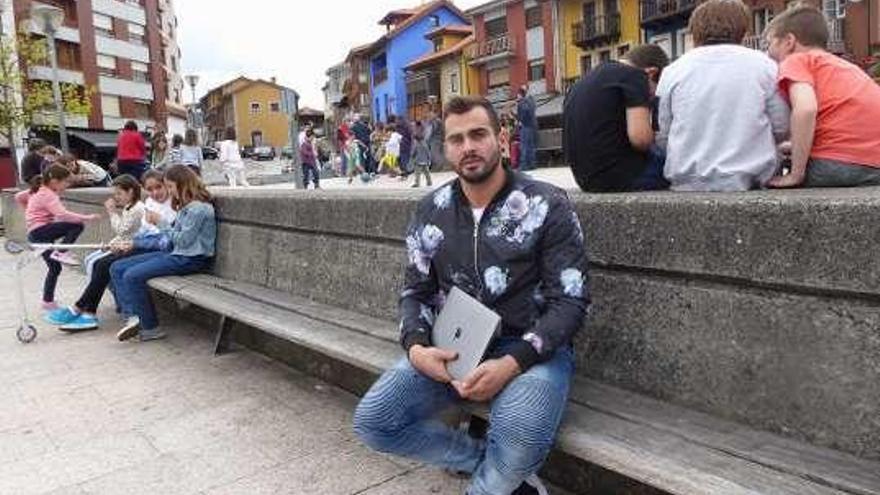 Diego Laruelo, en la plaza Les Campes de Pola de Siero.