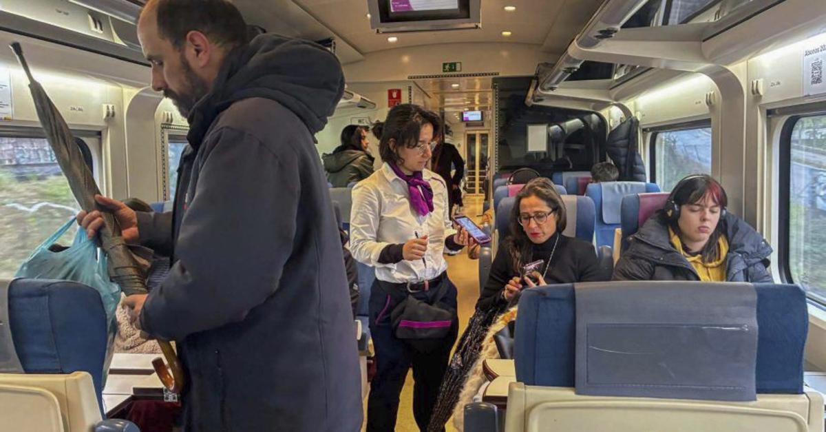 Viajeros en uno de los trenes que circularon ayer. | JESÚS PRIETO