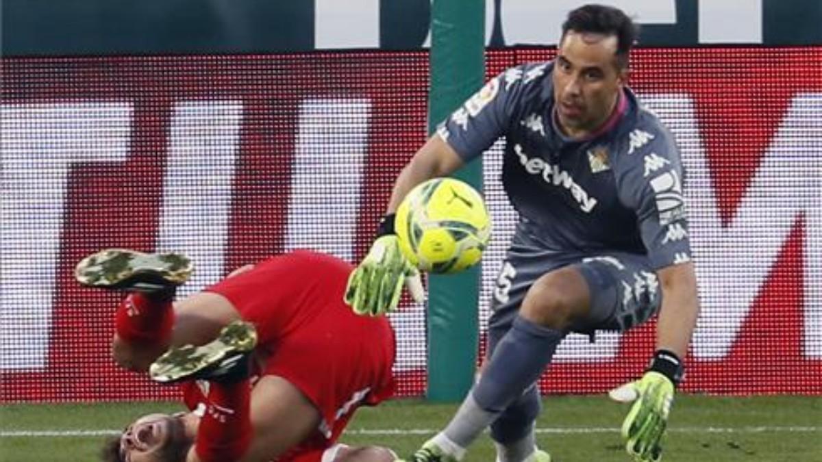 Claudio Bravo durante el derbi ante el Sevilla