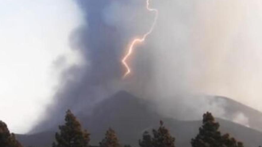 Rayos volcánicos y terremotos, así se comporta el volcán de La Palma