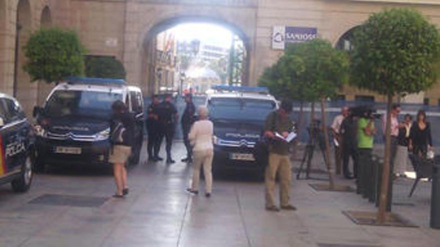 Despliegue policial ante el Ayuntamiento de Alicante