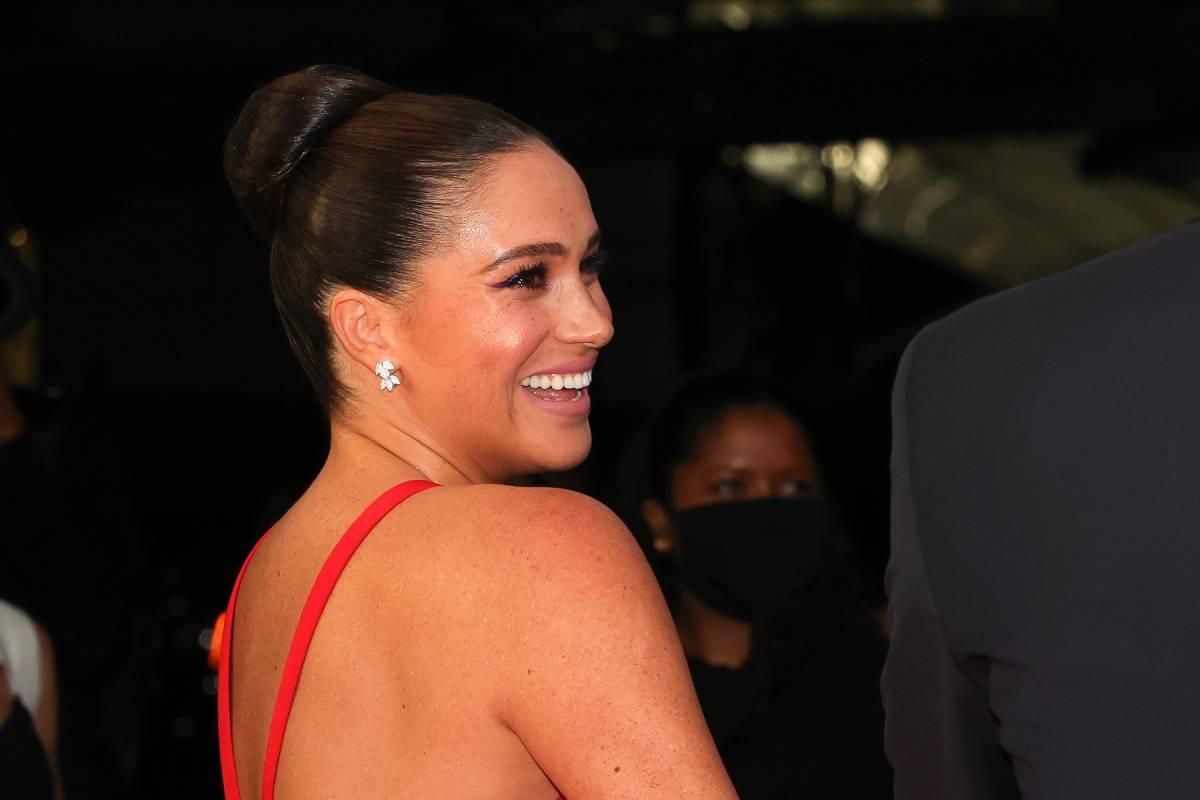 Meghan Markle con moño bailarina y vestido rojo