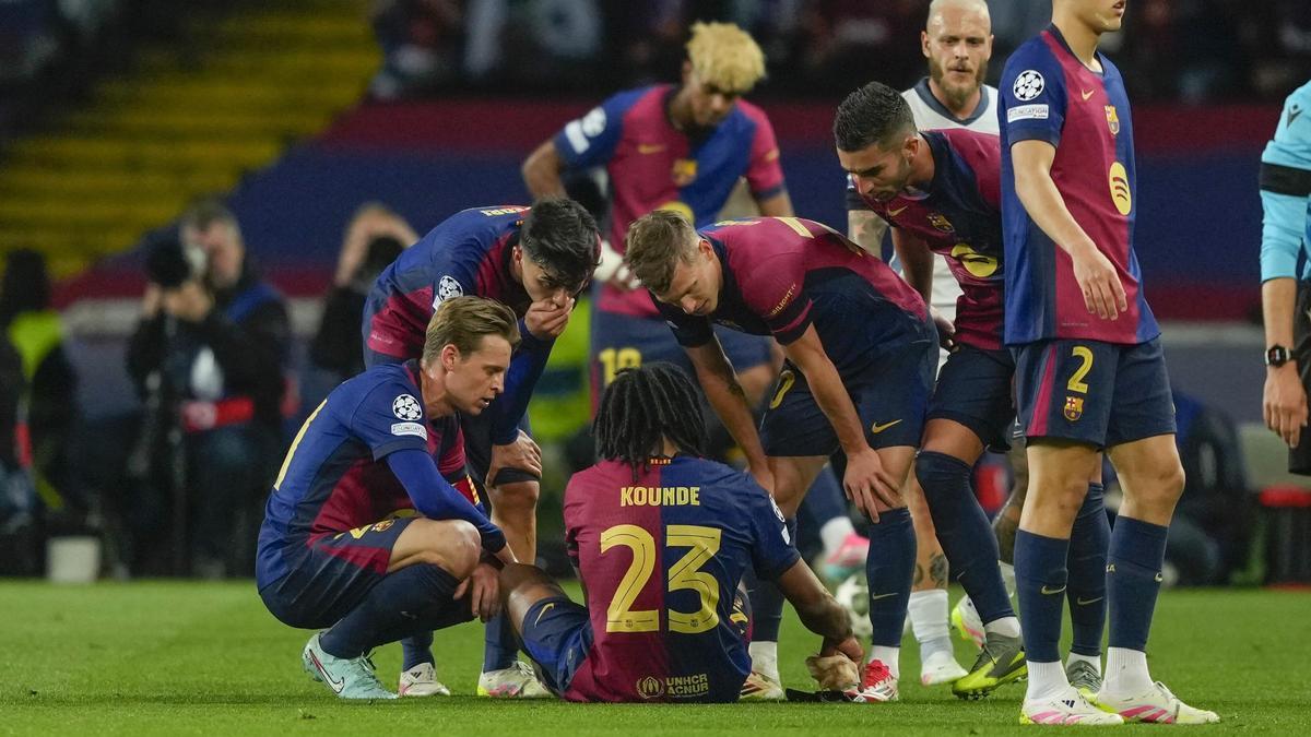 Los jugadores del Barça atienden a Koundé tras la lesión muscular que sufrió en la primera mitad ante el Inter.