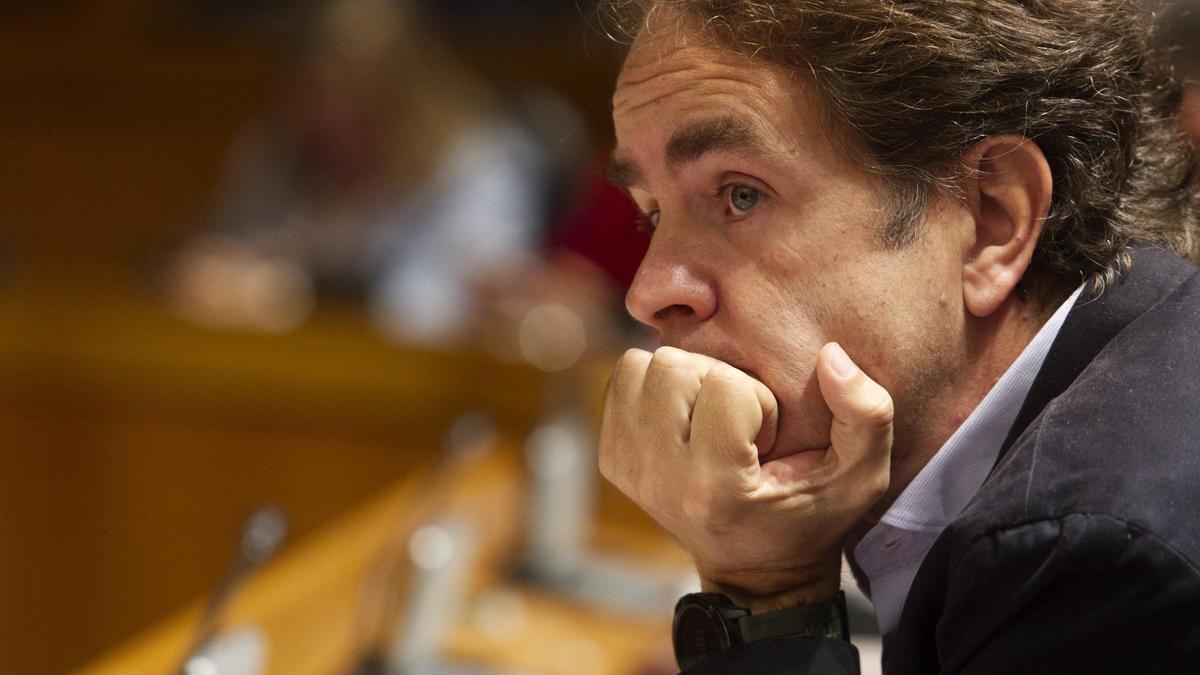 El consejero de Hacienda, Roberto Bermúdez de Castro, en el pleno de las Cortes de Aragón.