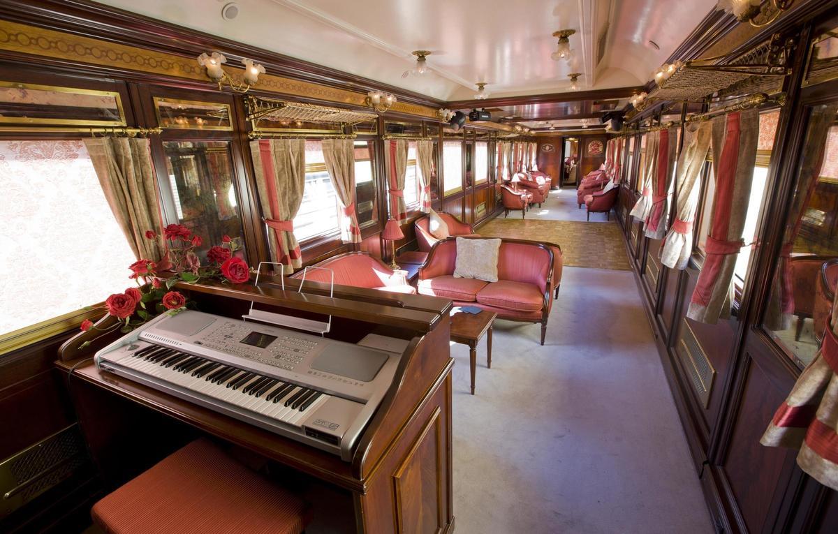 Interior de uno de los vagones del tren turístico de lujo Al-Andalus.