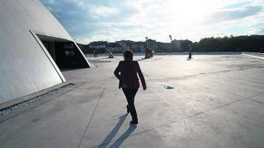 Pilar Varela se dirige a la entrada de la cúpula del Niemeyer.