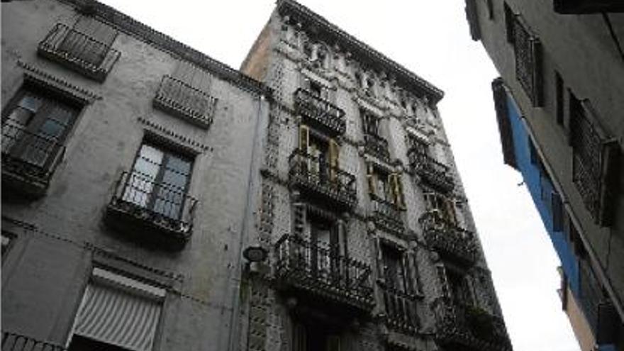 Edificis amb diferent alçada al carrer de Sant Miquel de Manresa. El nou pla general les consolida