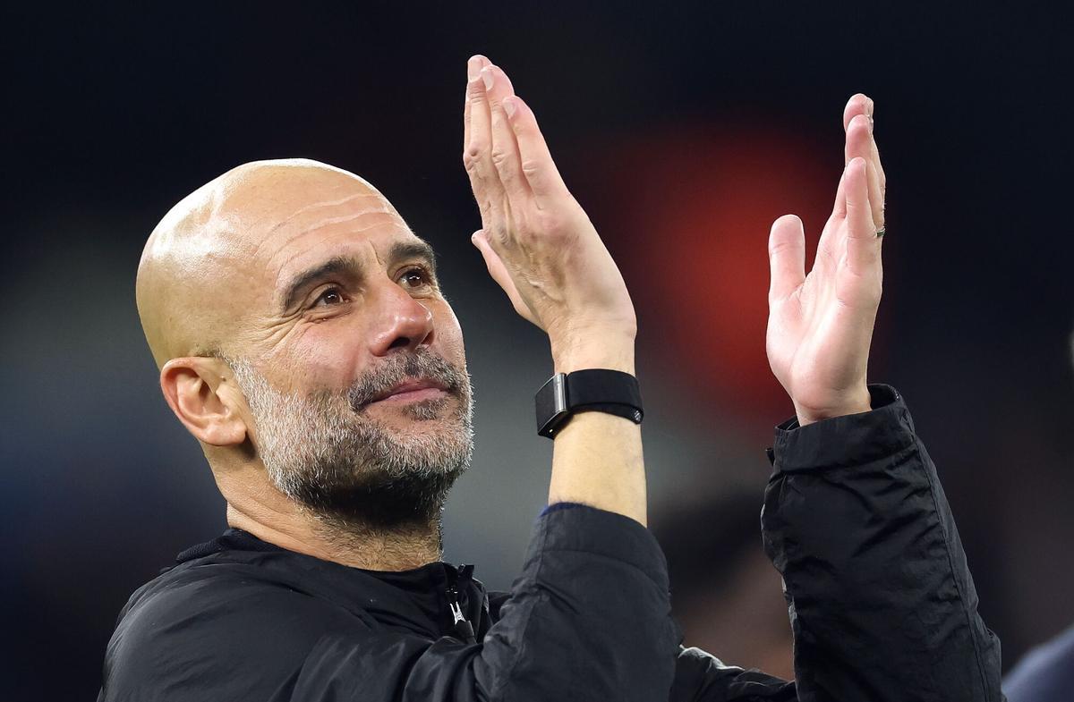 Pep Guardiola, entrenador del Manchester City, aplaude a su afición tras vencer al Liverpool en el partido de la Premier League