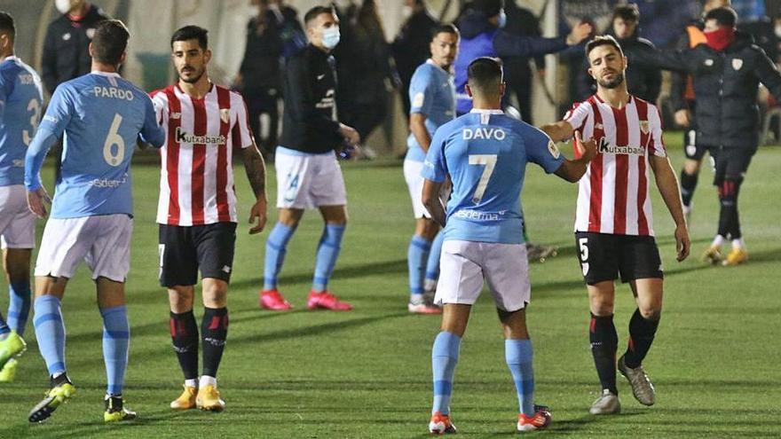 Los jugadores de la UD Ibiza y del Athletic se saludan tras acabar el partido ayer.