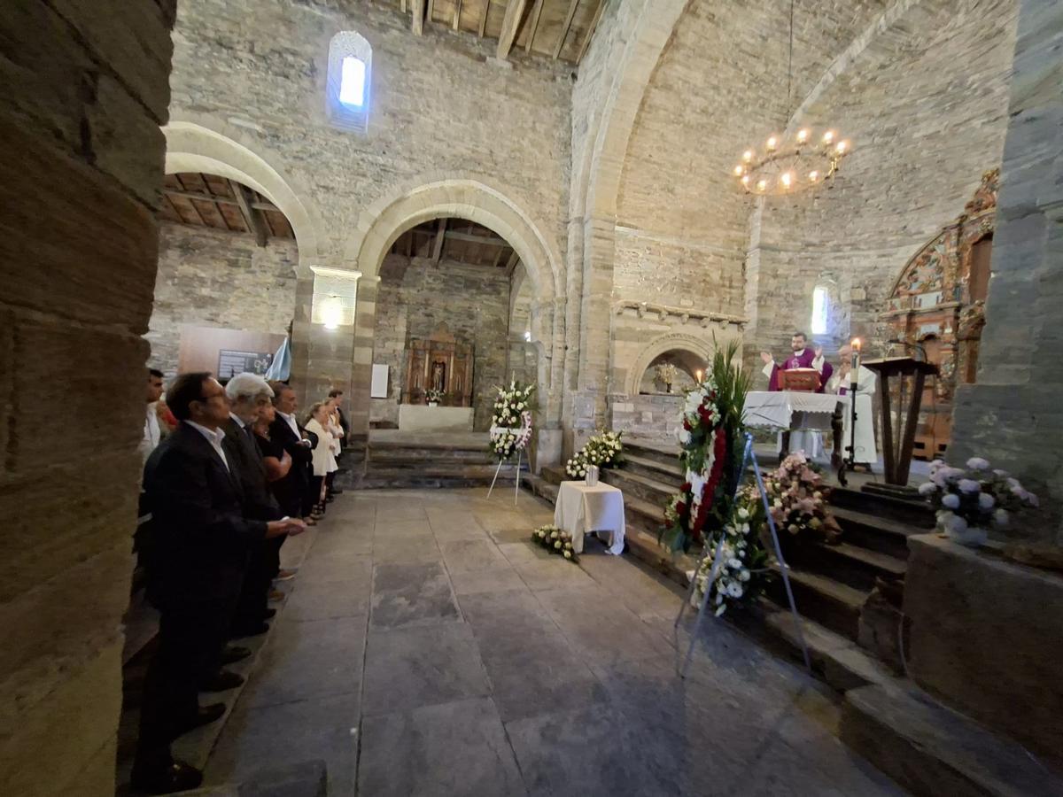En imágenes: La iglesia de Santa María, en Villanueva, se llena para dar el último adiós a Enrique López En imágenes: La iglesia de Santa María, en Villanueva, se llena para dar el último adiós a Enrique López