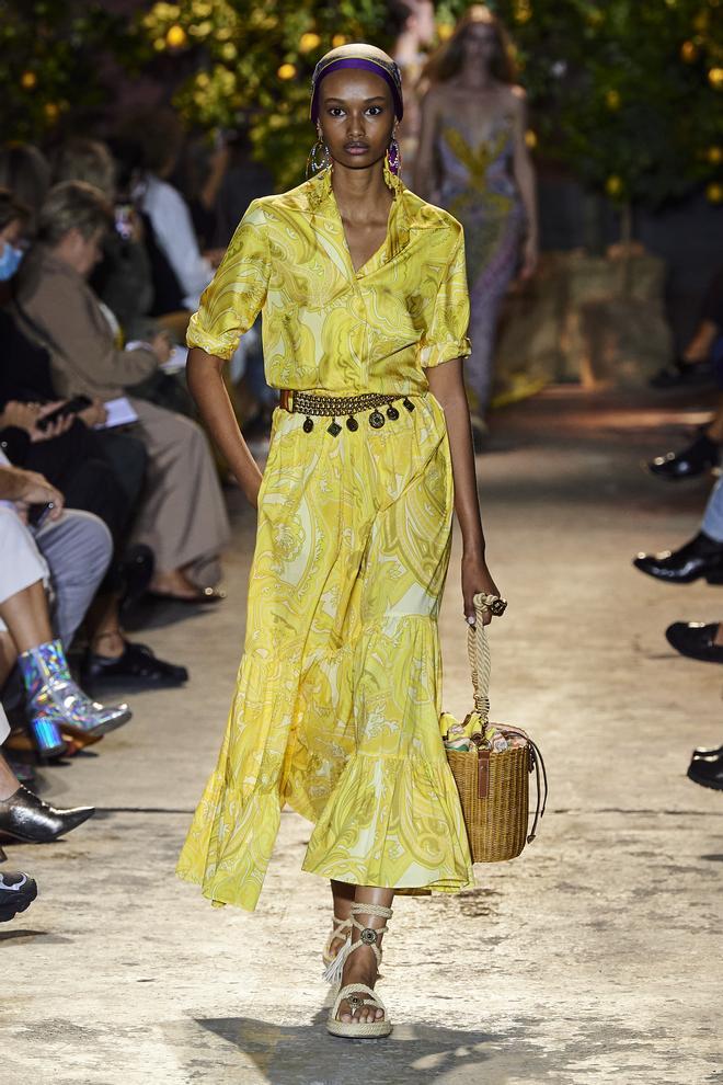 Vestido largo amarillo del desfile de primavera-verano 2021 de Etro