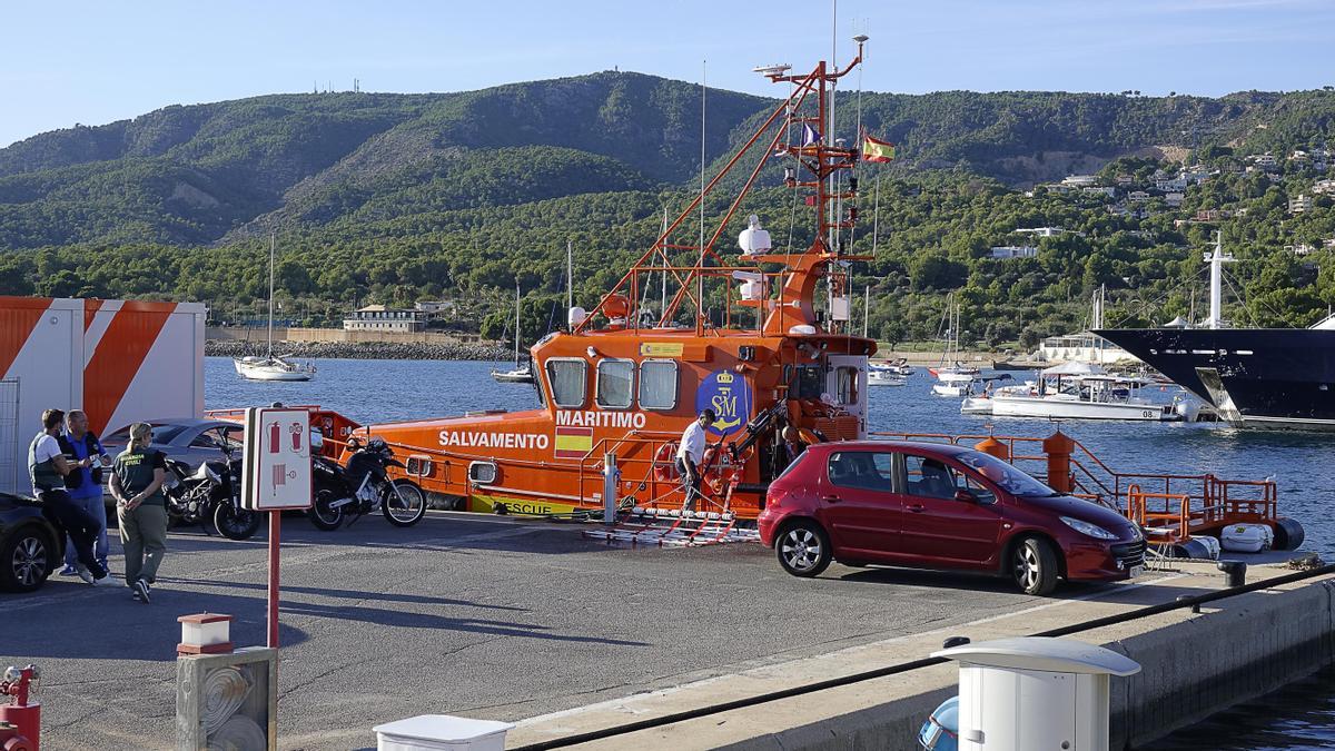 La lancha de Salvamento Marítimo a su llegada a Puerto Portals.