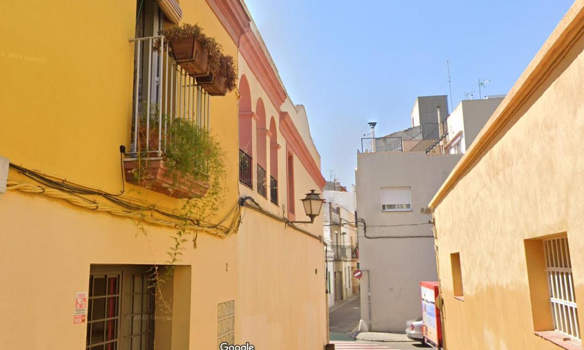 El balcón desde el que saltaron los afectados por el incendio, en el número 2 de la calle de la Muralla de Vilanova