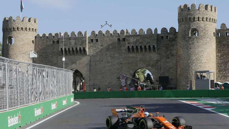 El coche de Alonso, en un momento de los entrenamientos de ayer. // Efe