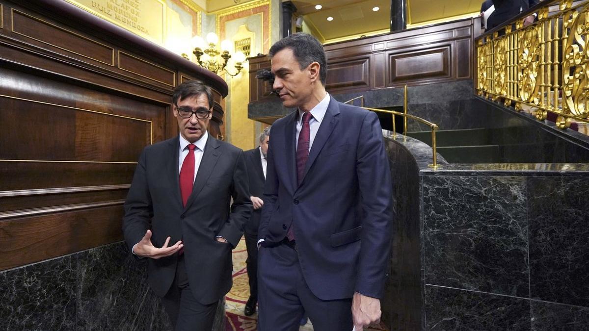 Salvador Illa conversa con Pedro Sánchez en el Congreso.