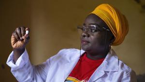 La investigadora del DNDi Mariame Camara, con una píldora de acoziborol contra la enfermedad del sueño, en Guinea.