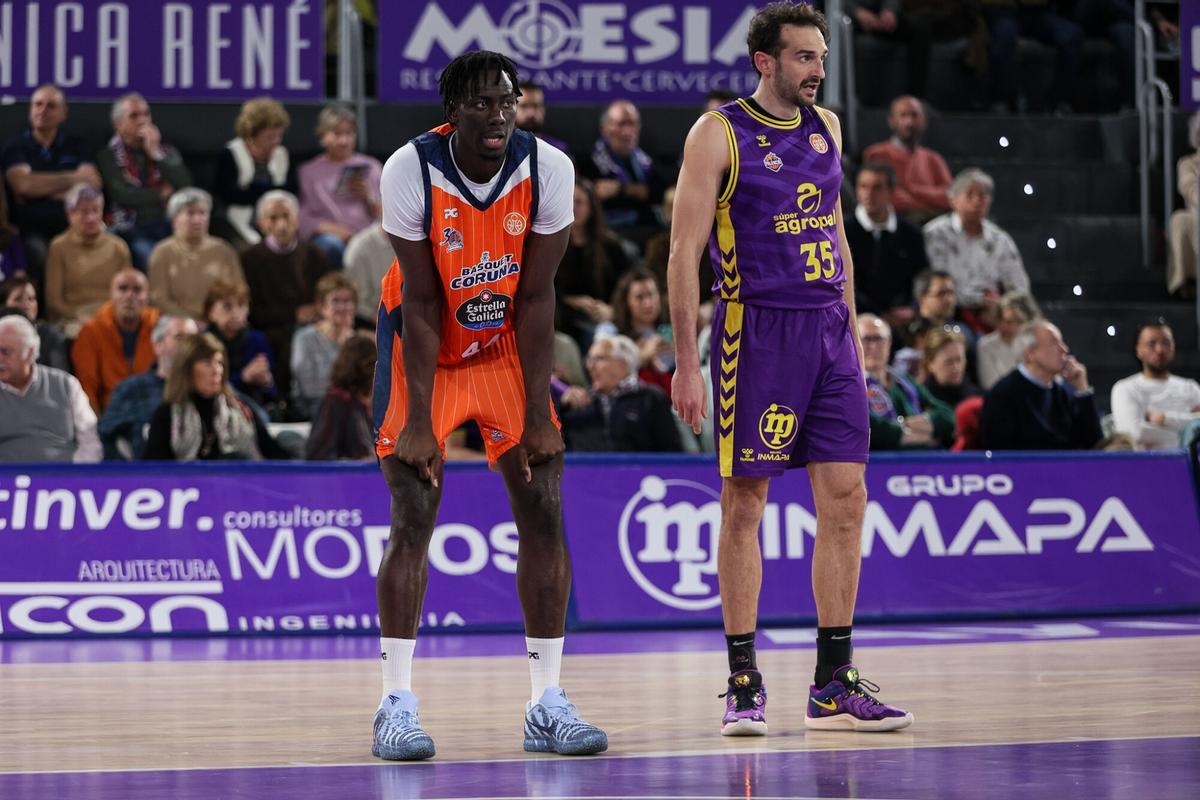 Abdou Thiam, exhausto junto a Álvaro Muñoz durante un lance del partido contra el Palencia.