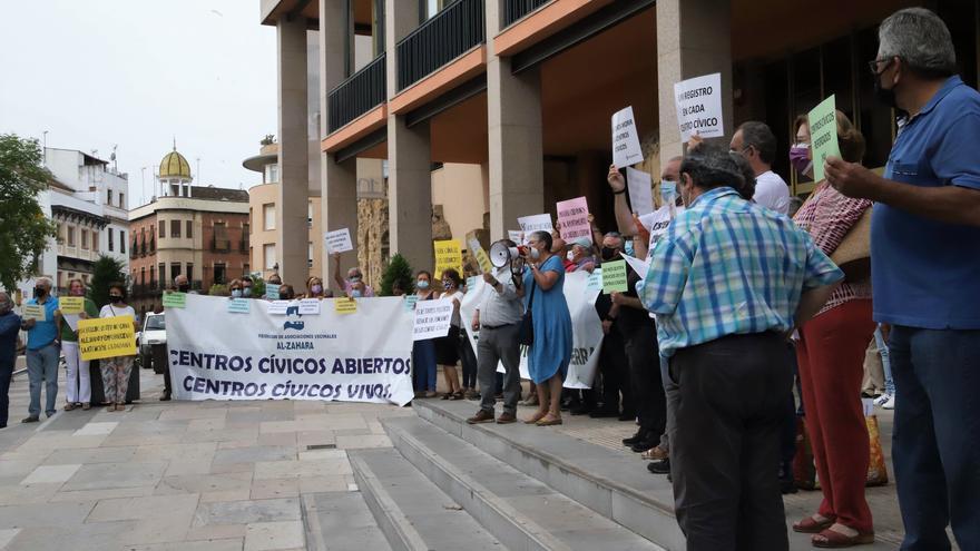 Protesta ante el Ayuntamiento para exigir la recuperación de personal y servicios en centros cívicos