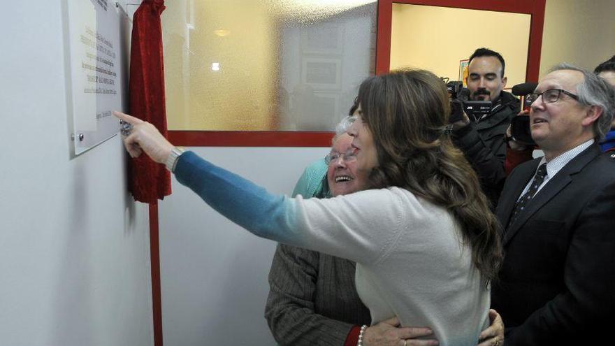 Silvia Clemente y la presidenta de la asociación Amanecer inauguran las nuevas instalaciones.