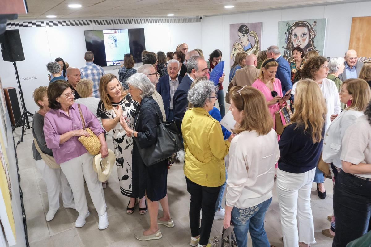 Público asistente al acto inaugural de la exposición de Sómnica Bernabeu en La Alcudia de Elche