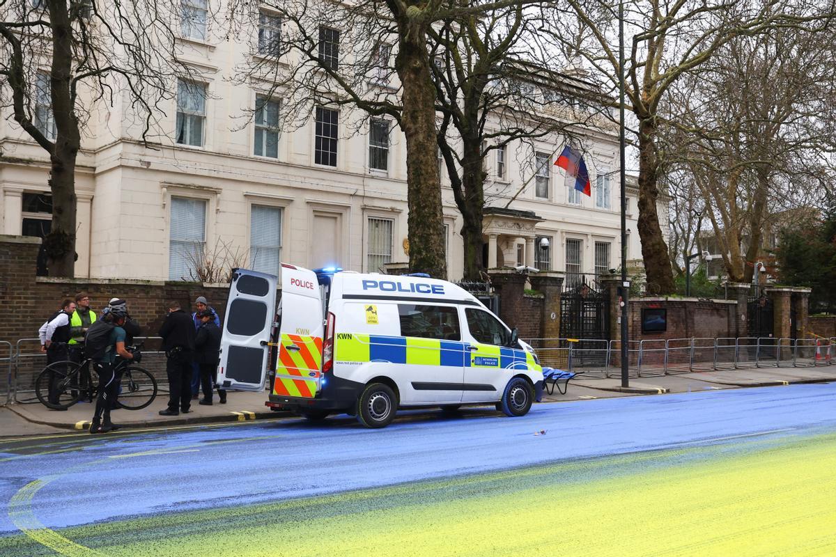 Activistas pintan la bandera de Ucrania frente a la embajada rusa en Londres