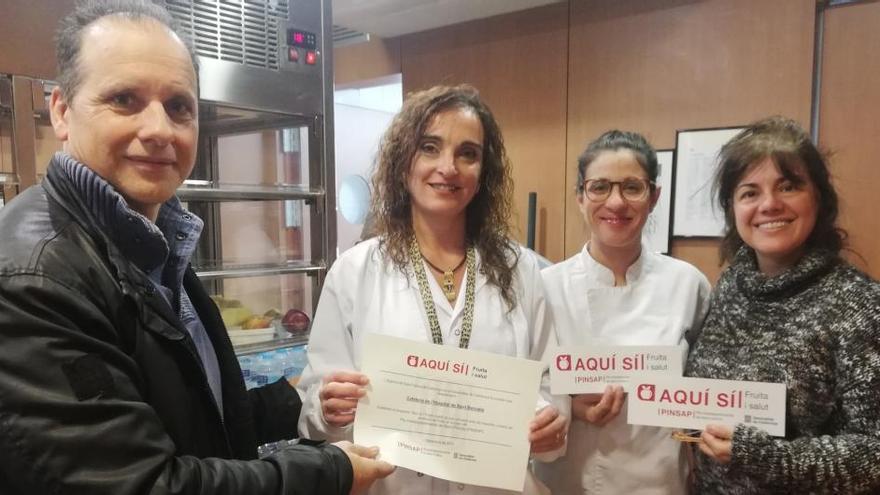 Entrega del certificat que acredita l&#039;adhesió  de l&#039;hospital comarcal Sant Bernabé al programa que promou el consum de fruita