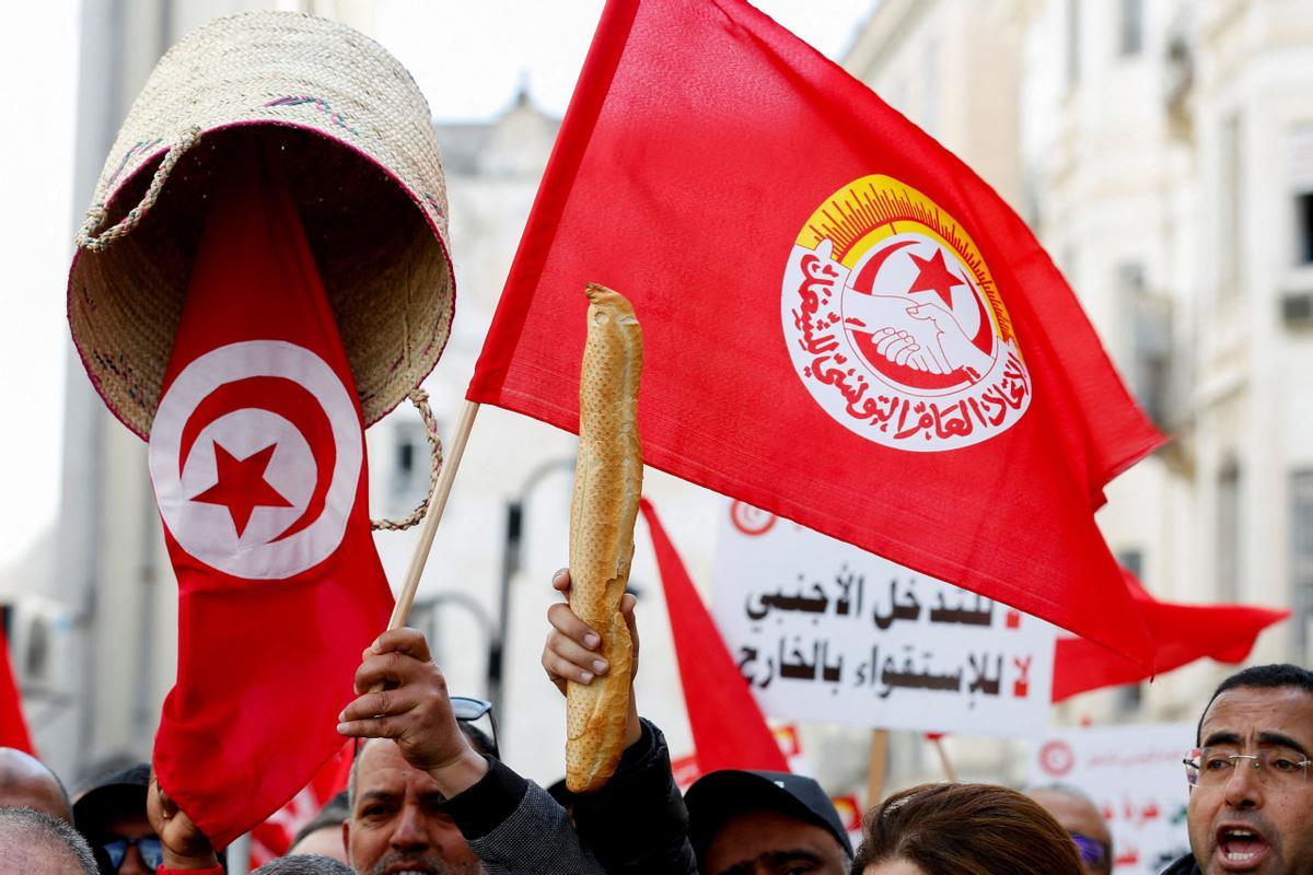 Un hombre sostiene una 'baguette' en protesta contra el presidente de Túnez