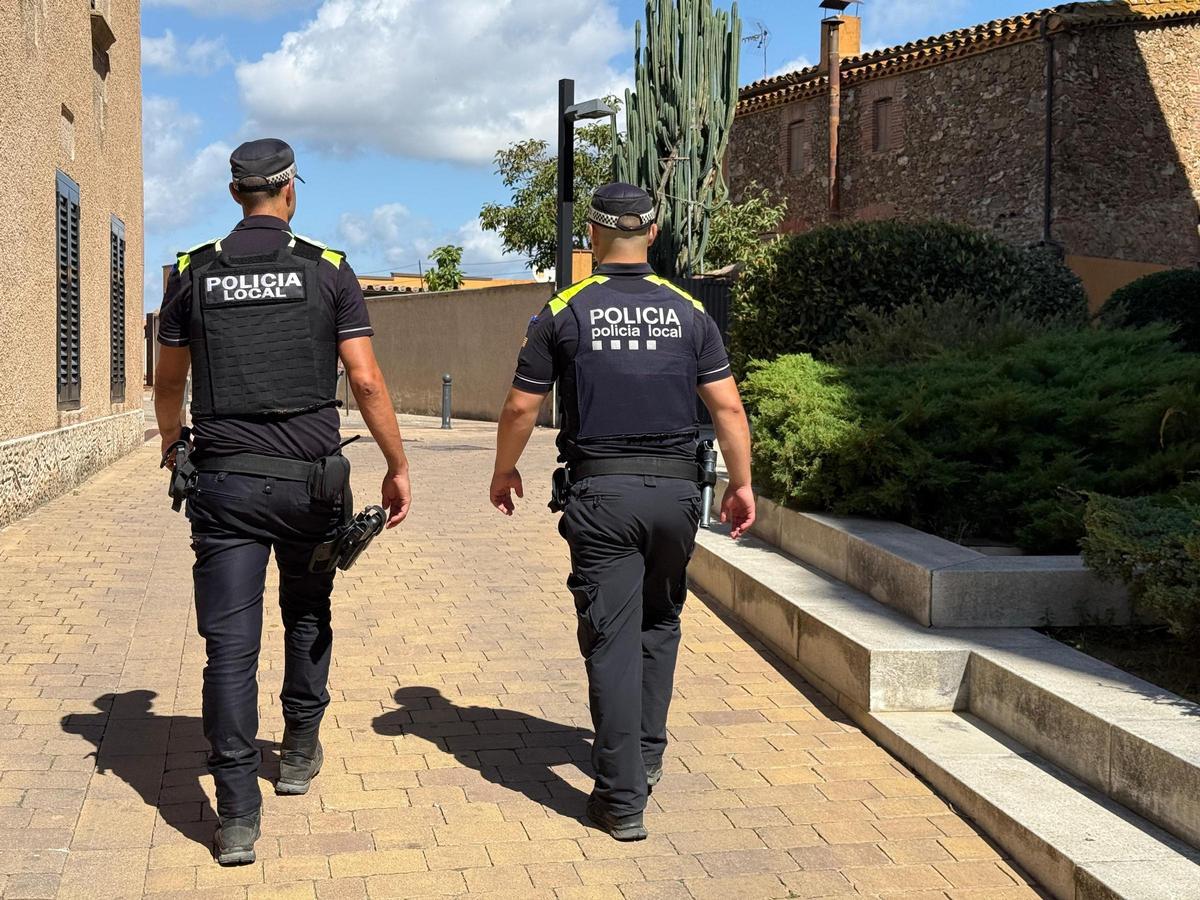 Imatge d'arxiu de dos agents patrullant pel nucli antic de Llagostera.