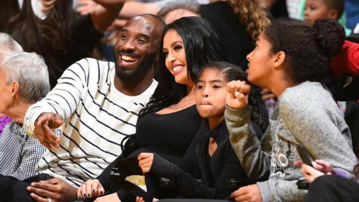 Kobe, con su familia, en un partido de pretemporada de los Lakers