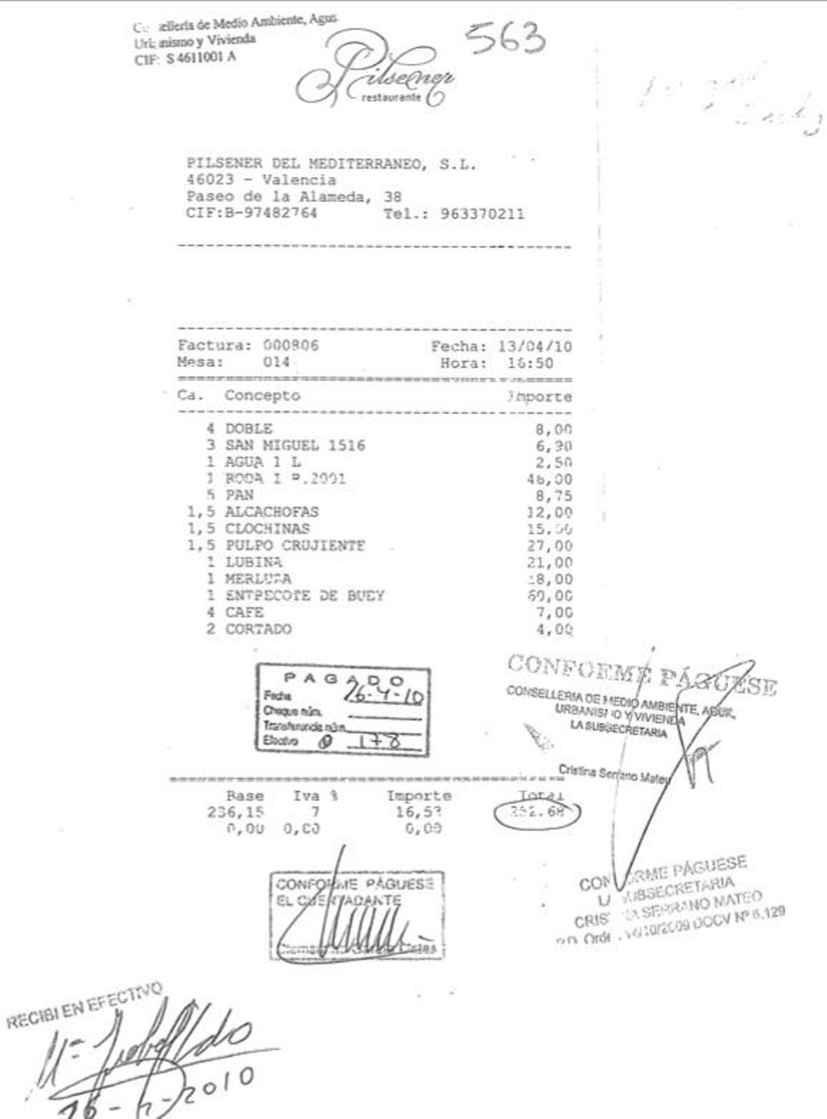 La factura de la comida con entrecots.