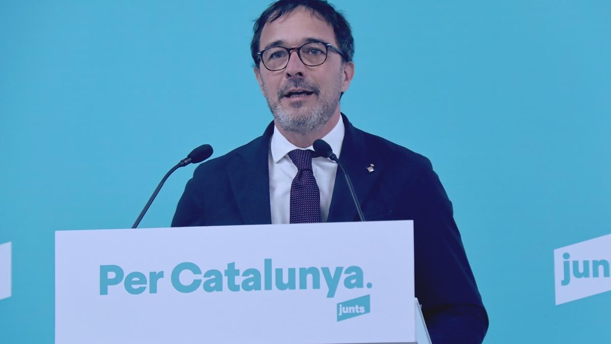 El portavoz de Junts, Josep Rius, en rueda de prensa este lunes