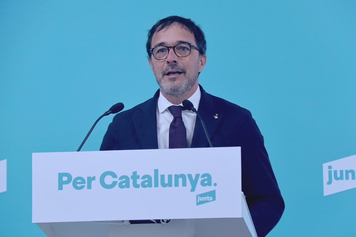 El portavoz de Junts, Josep Rius, en rueda de prensa este lunes
