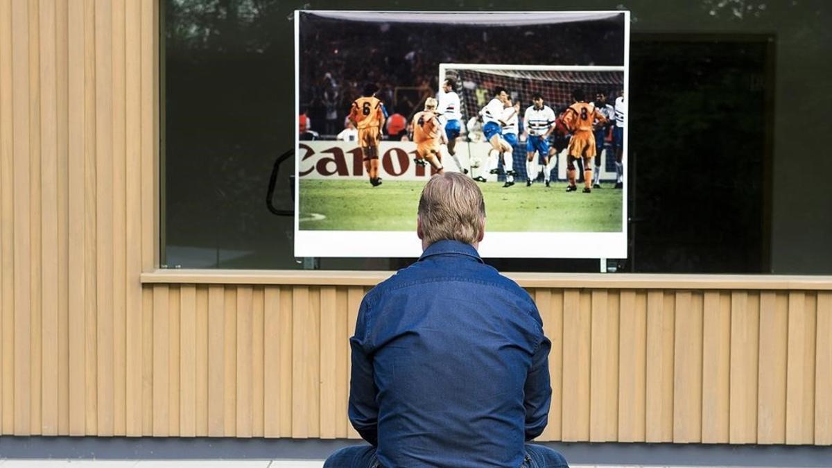 Koeman observa la foto del gol de Wembley que realizó Jordi Cotrina para EL PERIÓDICO.