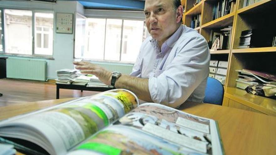 Javier Marinas, ante su nuevo cómic, en las oficinas de LA NUEVA ESPAÑA de Avilés.