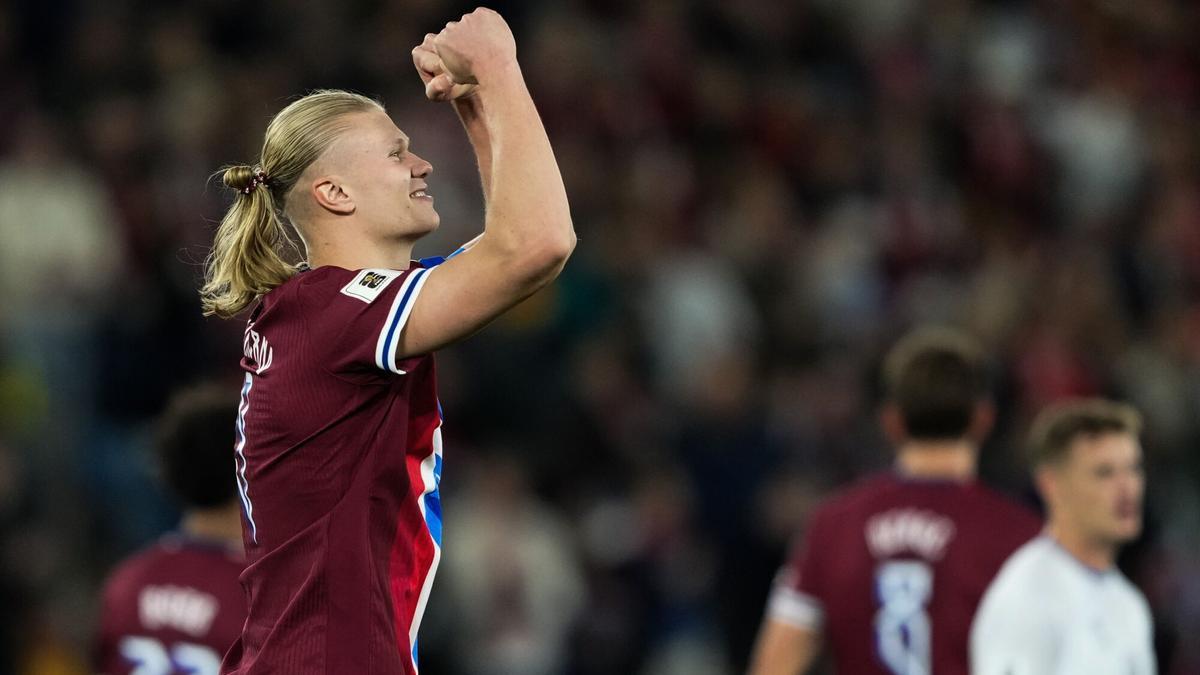 El delantero noruego Erling Braut Haaland (I) celebra con su compañero Alexander Sorloth el 4-0 durante el partido de clasificación para el Mundial 2026 que han jugado Noruega eIsrael en Oslo, Noruega. EFE/EPA/Fredrik Varfjell