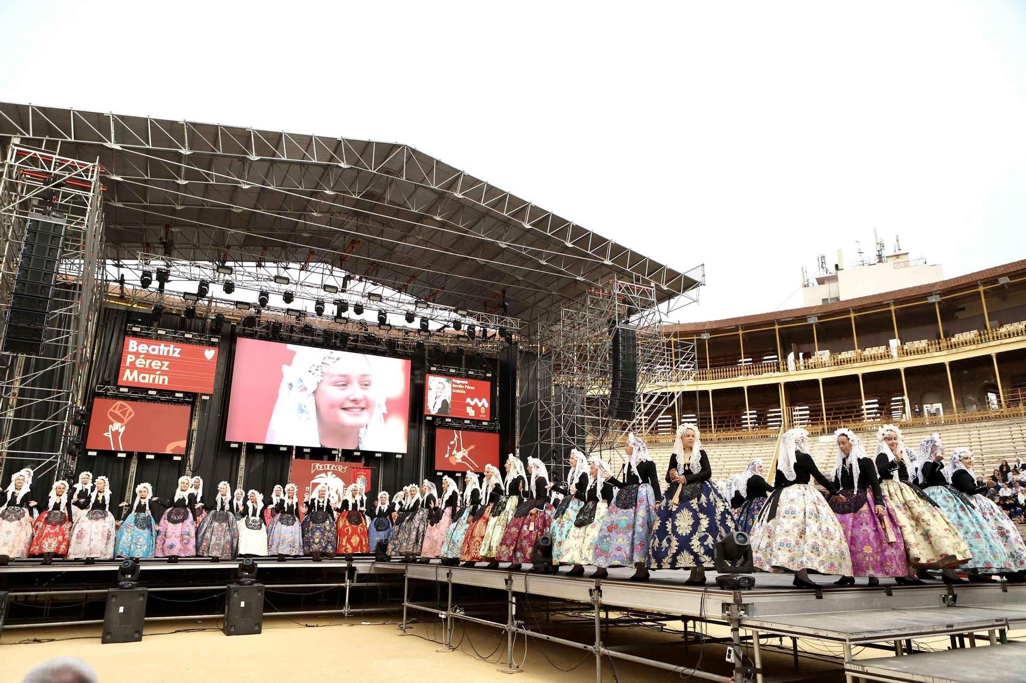 Las candidatas a Bellea del Foc 2025 ensayan con el traje de novia alicantina en la plaza de toros de Alicante