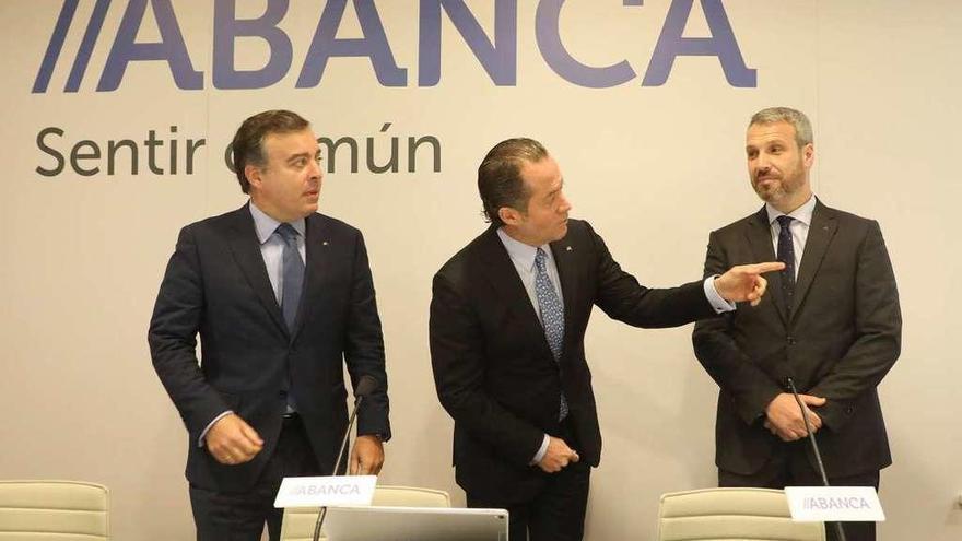Francisco Botas, Juan Carlos Escotet y el director financiero de Abanca, Alberto de Francisco, ayer.