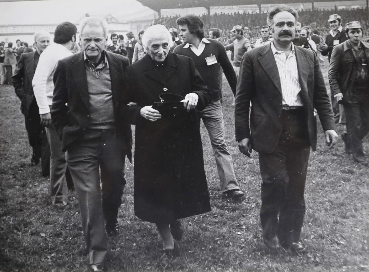 Gutiérrez Solís, a la derecha, con Pasionaria y Horacio Fernández Iguanzo, en un acto político en Ganzábal en 1977.